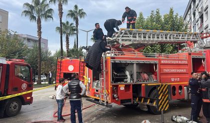 Mersin'de halı ve mobilya mağazasında çıkan yangına müdahale ediliyor