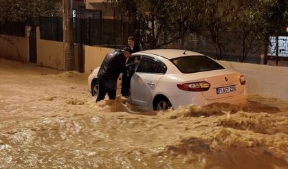 Mersin'de sağanak, su baskınlarına neden oldu