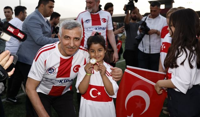 Kahramanmaraş'ta protokol üyeleri, şehit ve gazi çocuklarıyla futbol maçı yaptı