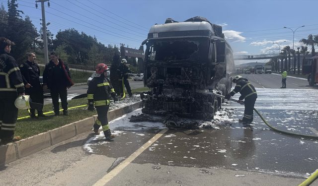 Kahramanmaraş'ta seyir halindeyken alev alan kum yüklü tır kullanılamaz hale geldi