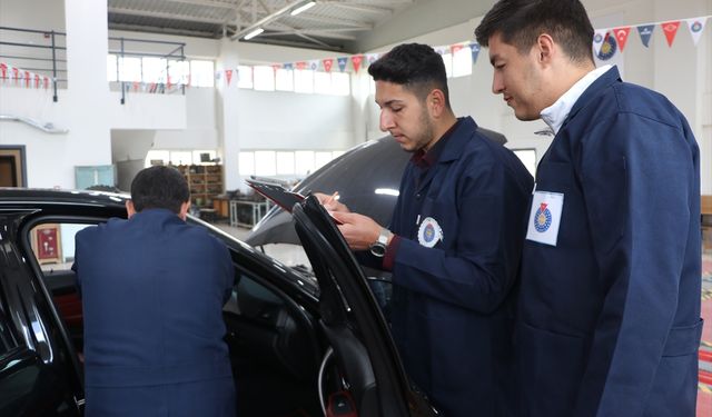 Üniversiteliler oto eksperliğini teorik ve pratik eğitimle öğreniyor