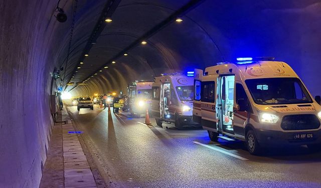 Kahramanmaraş'ta tünelde iki otomobilin çarpıştığı kazada 7 kişi yaralandı