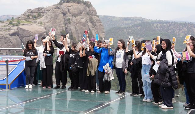 Gençler Ali Kayası’nda Sessiz Bir Edebiyat Yolculuğuna Çıktı