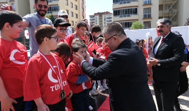 En anlamlı 23 Nisan Şenliği, Down sendromlu öğrencilerden