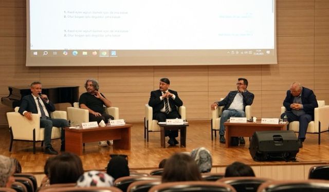 Akademisyenler, Edebiyatın Düşündürücü Gücünü Ele Aldı