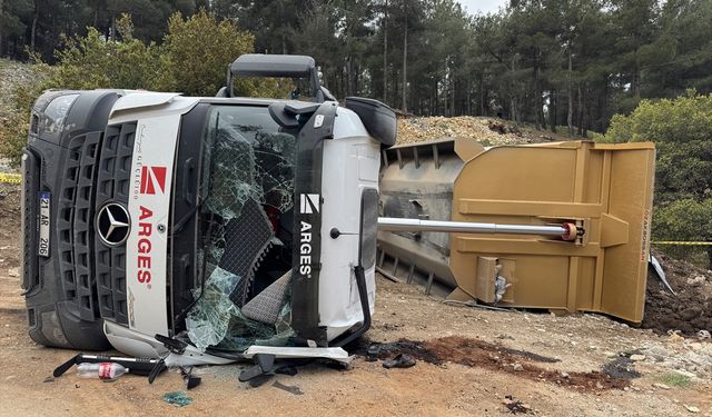 Kahramanmaraş'ta devrilen kamyonun sürücüsü öldü