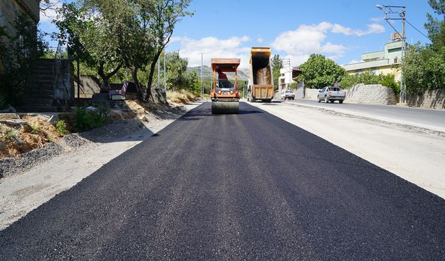 Büyükşehir, Büğlek Caddesine Bağlanan Yolda Yenileme Çalışmasını Sürdürüyor