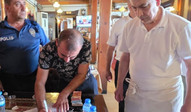 Kahramanmaraş'ta işçilerin bulduğu içinde para bulunan çanta sahibine teslim edildi