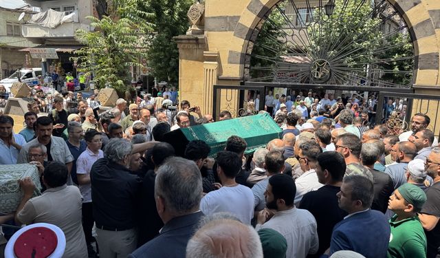 Ankara'daki 26 katlı bina yangınında ölen anne ve çocuğu Kahramanmaraş’ta defnedildi