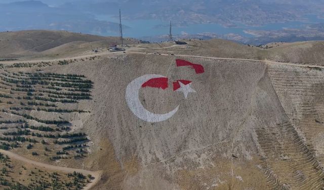 Kahramanmaraş'ın zirvesine dev Türk bayrağı ve İstiklal Madalyası işleniyor