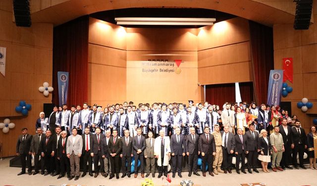 KİÜ Mezuniyet Töreninde Şehitlere Saygı: Kep Atılmadı, Müzik Çalınmadı