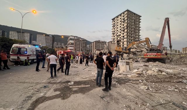 Kahramanmaraş'ta yıkımı yapılan ağır hasarlı bina iş makinesinin üzerine devrildi