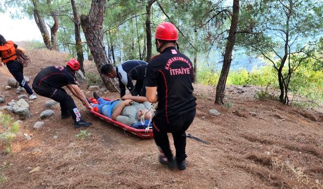 Kahramanmaraş'ta ormanda ayağı kırılan 2 kişiyi itfaiye kurtardı