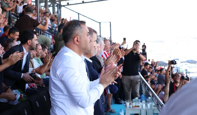 Savaşan Şahinler, Dünyanın En Büyük Türk Bayrağını gösteri uçuşuyla selamladı