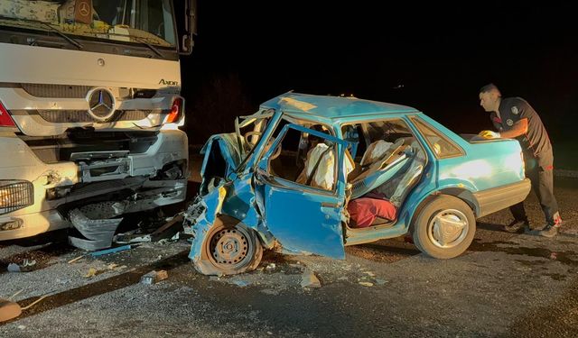 Kahramanmaraş'ta tır ile otomobilin çarpıştığı kazada 3 kişi öldü