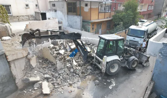 Mersin'in Akdeniz ilçesinde metruk ev kontrollü yıkıldı