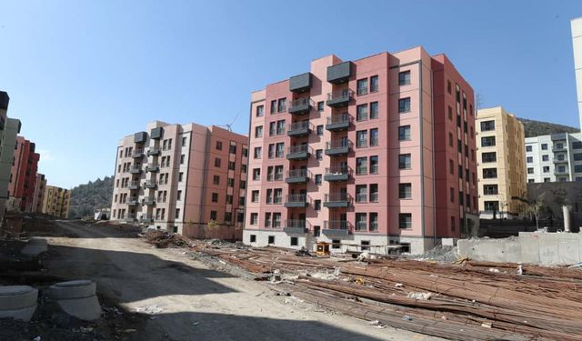 Afet konutları ve ticaret merkezinin yapımı sürüyor