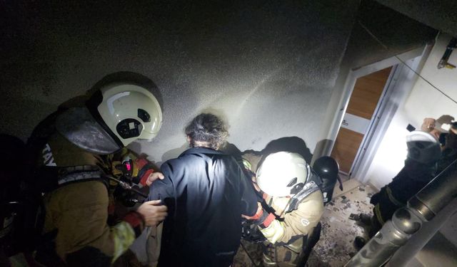 Elektrik panosu yangınında 2 kişi dumandan etkilendi