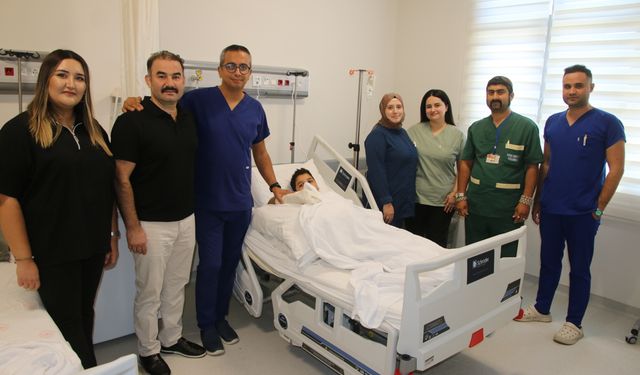 Elini makineye sıkıştıran çocuğun doku kaybına uğrayan parmakları başarılı operasyonla dikildi