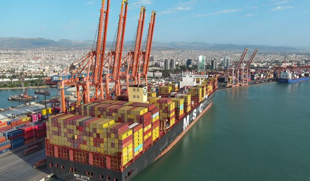 Kapasitesi artırılan Mersin Limanı'nın yeni terminaline 400 metrelik gemi yanaştı