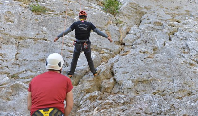 Büyükşehir İtfaiyesi’nden Dağcılık ve Yüksekten Kurtarma Eğitimi