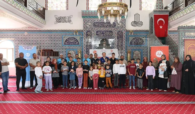 TDV, Elbistan ve Pazarcık'ta 100 aileye alışveriş kartı dağıttı