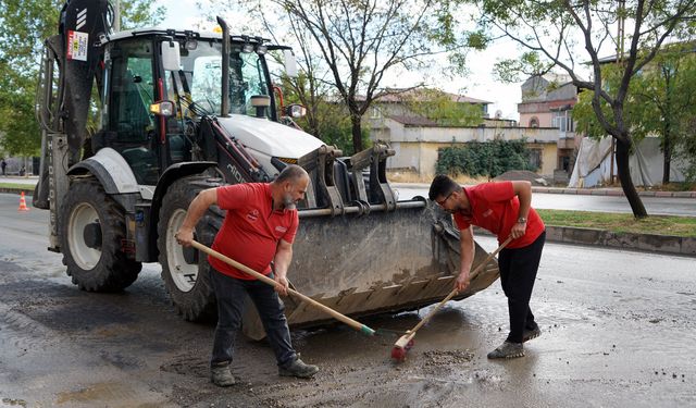 Büyükşehir’den Yağış Sonrası Hızlı Müdahale; Ekipler Sahada, Şehir Temizleniyor