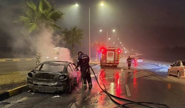 Seyir halindeki otomobilde çıkan yangın söndürüldü