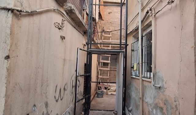 Binanın dış cephesindeki asansörün düşmesi sonucu bir kişi öldü