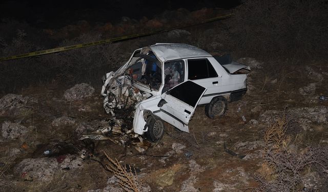 Kahramanmaraş'ta devrilen otomobilin sürücüsü öldü, eşi yaralandı