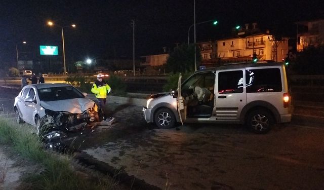 Kamyonetle çarpışan otomobilin sürücüsü ağır yaralandı