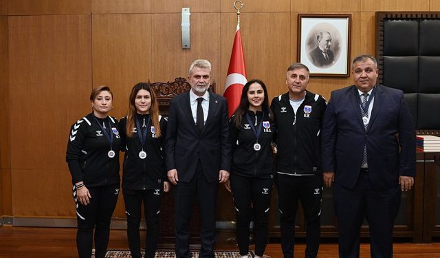 Başkan Görgel, Avrupa’ya Damga Vuran Büyükşehir’in Kadın Goalball Takımını Ağırladı