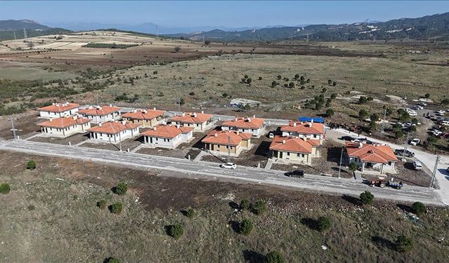 Osmaniye'de yapımı tamamlanan 12 köy evi depremzedelere teslim edildi