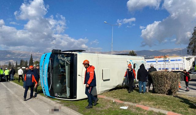 Kahramanmaraş'ta halk otobüsü ile hafif ticari aracın çarpıştığı kazada 17 kişi yaralandı