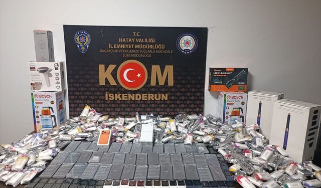 Otomobilin LPG tankı ve tavan döşemesinde kaçak ürünler bulundu