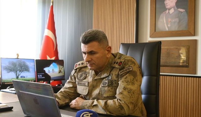 Kahramanmaraş İl Jandarma Komutanı ve İl Emniyet Müdürü, AA'nın 'Yılın Kareleri'ni oyladı