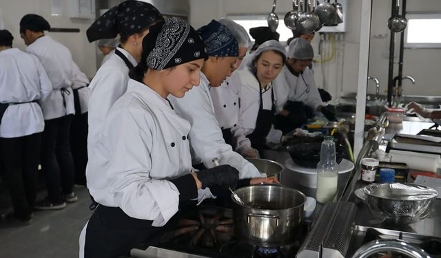 Kahramanmaraş'ta aşçılık öğrencileri, taşımalı öğrenciler için yemek çıkartıyor