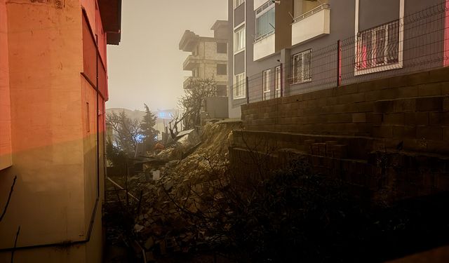 Kahramanmaraş'ta bir binanın istinat duvarı çöktü