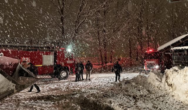 Kahramanmaraş'ta kar nedeniyle çatısı çöken besi ahırında 18 büyükbaş telef oldu