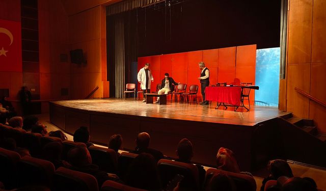 “Deliriyorum Haberin Olsun” Gösterisi Tiyatroseverleri Kahkahaya Boğdu