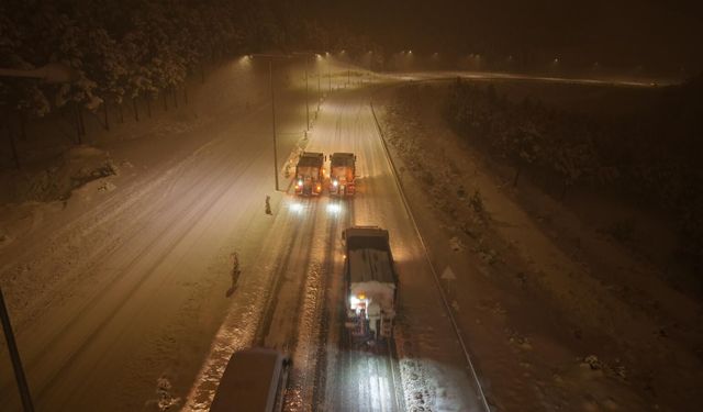Büyükşehir’den Gece Boyunca Kar Mesaisi