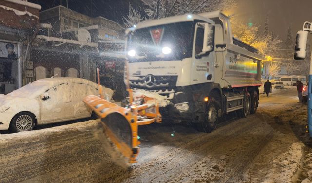 Büyükşehir, Kar Mesaisini Gece Saatlerinde de Kesintisiz Sürdürüyor