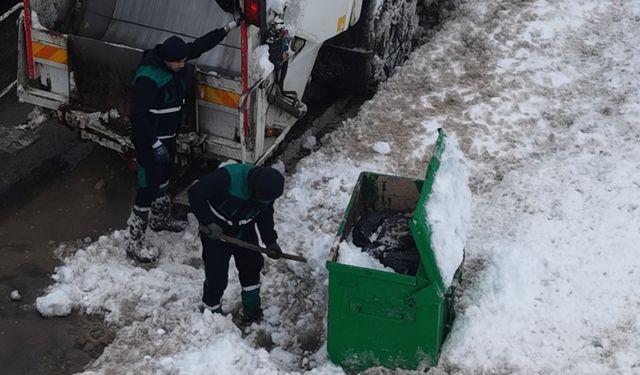 Zorlu kış şartlarına rağmen Onikişubat’ta temizlik hizmetleri aksamıyor