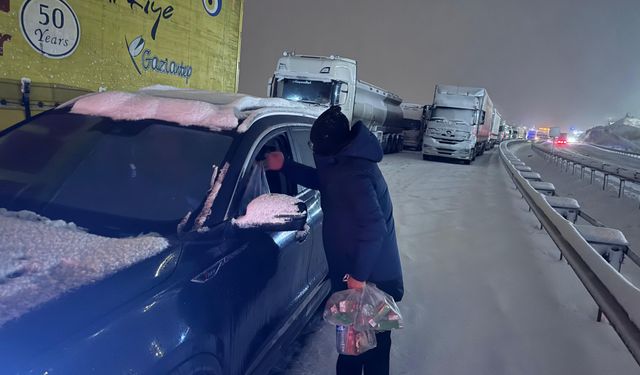 Şahbaz Derneği Kar Yağışında Yolda Kalan Vatandaşların Yanında