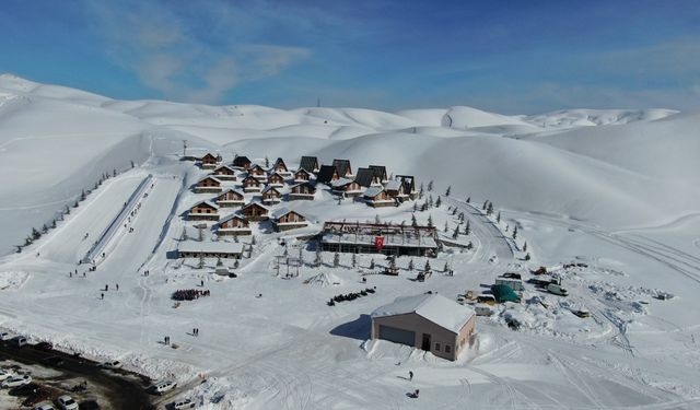 Yedikuyular Kayak Merkezi'nde kar kalınlığı 70 santimetreye ulaştı
