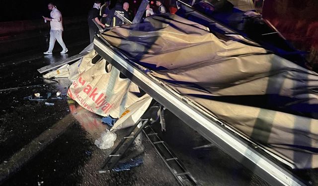 Çekiciyle kamyonetin çarpıştığı kazada 3 kişi yaralandı