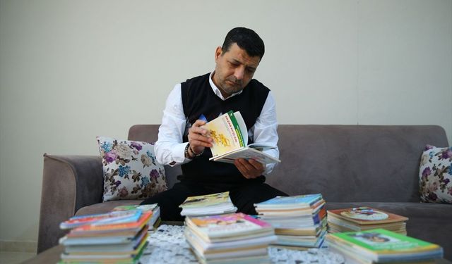 Depremzede çocukları kitapla buluşturarak eşi ve iki evladının acısını unutmaya çalışıyor