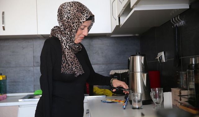 İki bacağı ve bir kolunu kaybeden depremzede kadın, eşini özlemle anıyor
