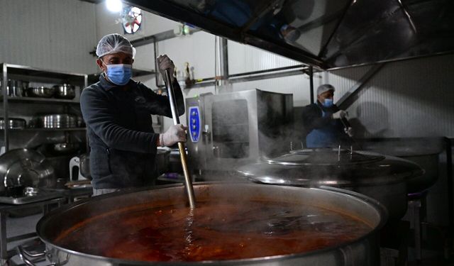 Saçaklızade Vakfı günlük 3 bin aileye iftar yemeği ulaştırıyor