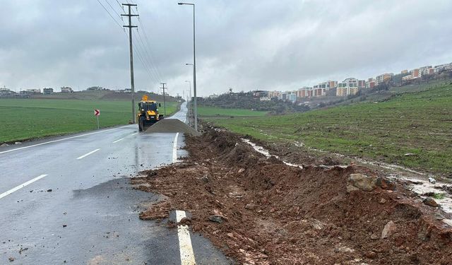Büyükşehir, Sağanak Yağışların Vurduğu Kırsal Mahalle Yollarında da Görev Başında